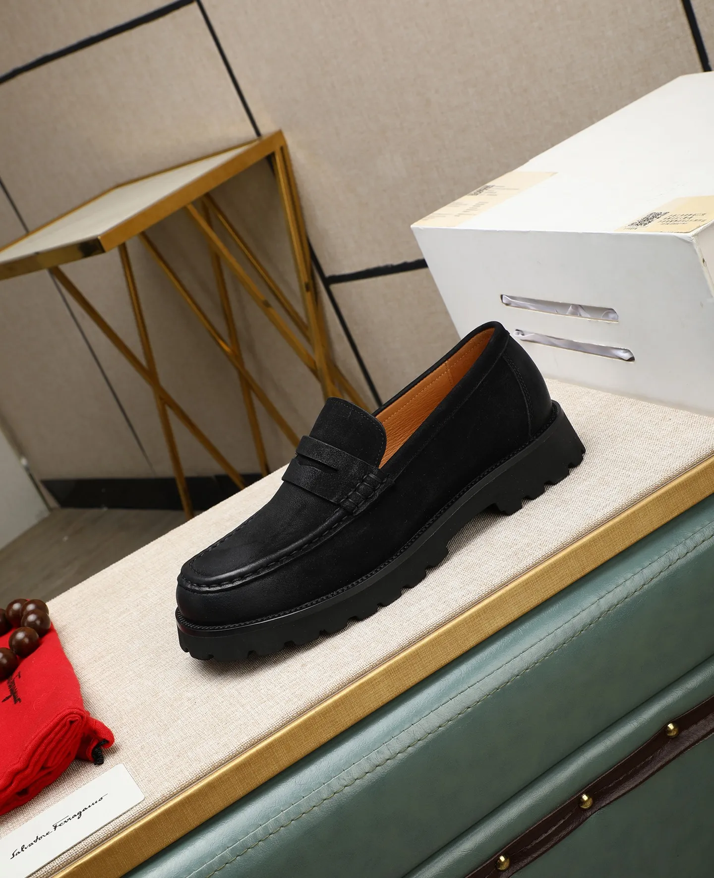 Men's shoes 💰520 📛📛(water-dyed cow lining) Salvatore Ferragamo high-end (Salvatore Ferragamo) is the world's top luxury footwear brand. It comes from the fashion kingdom of Italy. It is famous all over the world for its traditional handmade design and novel styles... 🚶🏻🚶🏻New suit shoes are on sale simultaneously at the counter. This model is purely handmade. The fabric is imported Italian calfskin➕soft water-dyed cowhide lining. Original authentic outsole🌀🌀Size: 38➖44.